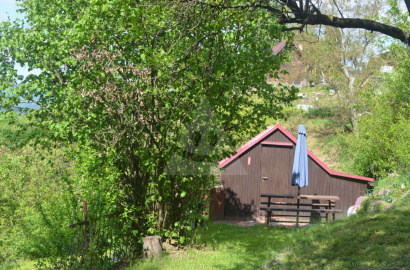 Cozy cottage in a beautiful garden - water and electricity on the property, Dolný Kubín