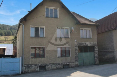 Priestranný 6-izbový rodinný dom s pozemkom 1 031 m2, Komjatná